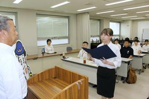 新潟県警本部で行われた学生防犯ボランティアの登録証交付式=新潟市中央区