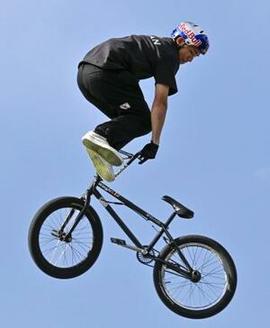 パーク男子で優勝した中村輪夢=福岡県営筑後広域公園BMXパーク