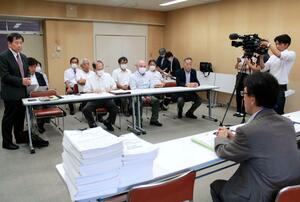 署名簿を提出し、新潟県に病院存続などを要望する「上越地域の医療を守る会」メンバー=9月9日、新潟県庁