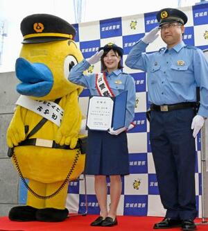 宮城県警角田署の一日署長に就任し、ポーズをとる柔道女子の角田夏実選手=5日午前、宮城県角田市