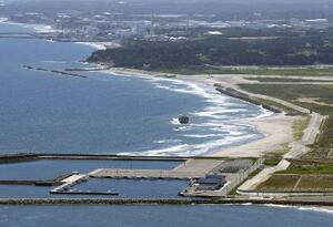 　福島県浪江町の請戸漁港（手前）と東京電力福島第１原発＝２０２３年（共同通信社ヘリから）