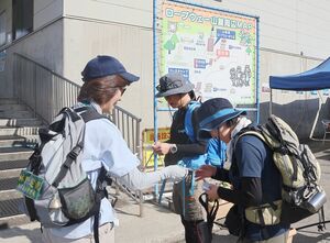 安全登山を呼びかけた山岳遭難防止の啓発活動=南魚沼市山口
