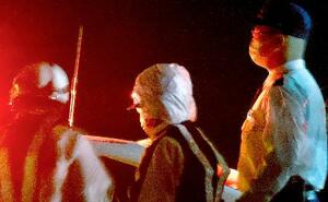 事故現場で実況見分に立ち会う杉林凌容疑者(中央)=21日午前3時43分、富山市