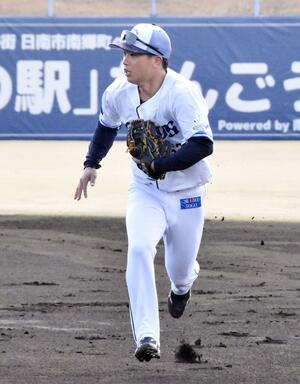 守備練習する西武・滝澤＝南郷