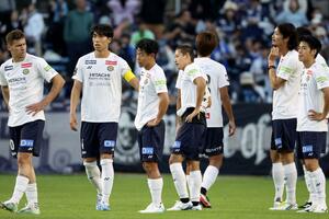 福岡に敗れ、肩を落とす柏イレブン=ベススタ