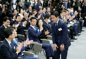 　中道改革連合の新代表に選出され、拍手に応える小川淳也氏＝１３日午後、東京・永田町の党本部