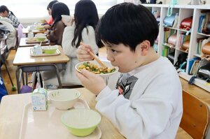 新潟市西区特産の「いもジェンヌ」の給食を食べる新通小学校の児童たち＝新潟市西区坂井東６
