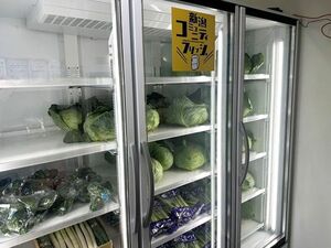 県内初のコミュニティフリッジ。野菜などが保管されている=燕市(新潟県提供)
