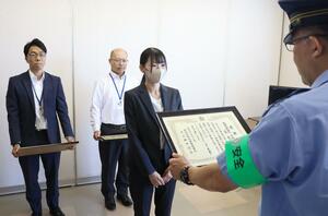 感謝状を受け取った第四北越銀行石山支店の高友希さん(右から2人目)ら=新潟市東区粟山3
