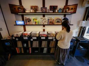 　京都市下京区の「Ｆｅｅｌ　Ｒｅｃｏｒｄｓ　京都はなれ店」店内に並んだレコード。文化庁は商業施設で流れるＢＧＭの使用料を歌手やレコード会社も請求できるよう制度を改正する方針を固めた＝９日午後