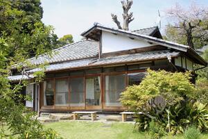 報道関係者らを対象に内覧会が開かれた「三淵邸・甘柑荘」=4月11日、神奈川県小田原市