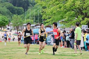 仲間とたすきをつなぐ出場者=11日、長岡市宮本東方町の国営越後丘陵公園