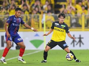 柏―FC東京 前半、パスを受ける柏・久保(右)=三協F柏