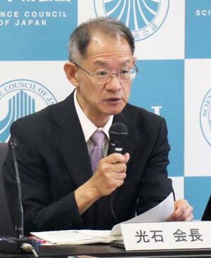 記者会見する日本学術会議の光石衛会長=28日午後、東京都港区