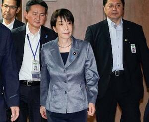 　国会内を歩く高市首相＝１４日午前