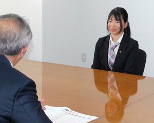 ノルディックスキーのジュニア世界選手権の成績を報告する野呂梨渚奈さん（右）＝妙高市役所