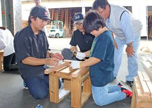 県産杉を使ってベンチを作る参加者=柏崎市