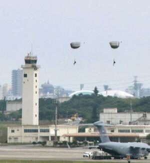 米空軍が沖縄県の嘉手納基地で実施したパラシュート降下訓練=9日午後
