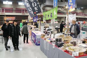 八十里越道路の開通を見据えて開かれた食のイベント＝三条市須頃１