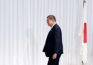 記者会見を終えて引き揚げる自民党総裁の石破首相=21日午後、東京・永田町の党本部