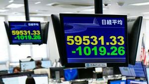 一時6万円を割り込んだ日経平均株価を示すモニター=20日午前、東京都港区の外為どっとコム