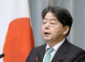 記者会見する林官房長官=2日午前、首相官邸