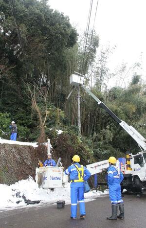 島外からも応援を受けて進む停電の復旧作業=12月22日、佐渡市大杉