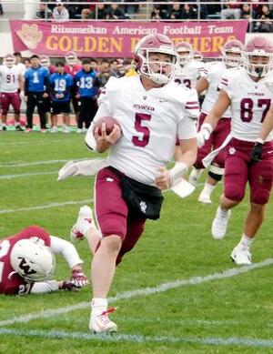 　エンドゾーンに走り込む立命大のＱＢ竹田＝東京・スピアーズえどりくフィールド