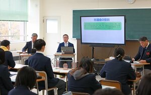 村上市議会と荒川高校の生徒たちとの懇談会＝村上市坂町