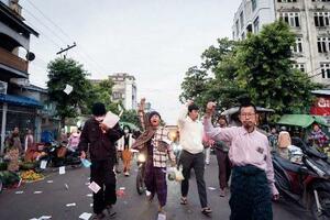 　ミャンマー中部マンダレーの路上で、総選挙に抗議する民主活動家テーザーサン氏（右）ら＝３日（民主派「ピープルズ・スプリング」提供、共同）