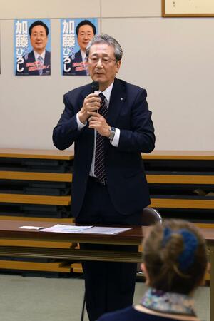 ミニ集会であいさつする加藤弘村長=関川村下関の村就業改善センター