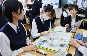 講師のアドバイスを受けながら地域金融機関の役割を考える生徒たち=上越市本城町の上教大付属中