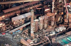 　火災があった日本製鉄の製鉄所＝１日午後０時２分、北海道室蘭市（共同通信社ヘリから）