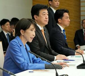 　中東情勢に関する関係閣僚会議であいさつする高市首相（左）＝３１日午前、首相官邸