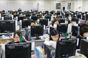 バックオフィス業務を担う第四北越銀行の事務センター=新潟市中央区(同行提供)