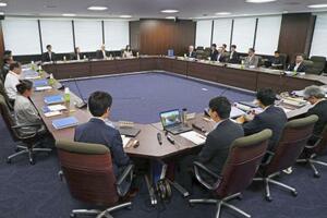 最低賃金(時給)の2025年度改定額の目安を取りまとめた中央最低賃金審議会の小委員会=4日、厚労省
