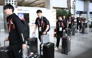 パリ五輪開幕を前に、シャルル・ドゴール空港に到着した石川祐希(左から2人目)らバレーボール男子日本代表=7月23日、パリ近郊(共同)