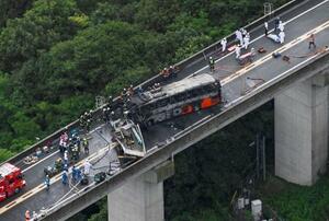 トラックと高速バスが正面衝突した徳島自動車道の事故現場=14日午後3時11分、徳島県阿波市(共同通信社ヘリから)