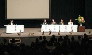 猫の多頭飼育崩壊の問題などについて意見を交わす登壇者=5月19日、新潟市中央区西堀通6