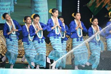 ミャンマーで水かけ祭り 仏教正月「民政移管」後初 | 新潟日報