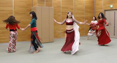 しなやかに美しく、ベリーダンスを弥彦体育館で♪練習でも衣装身に着け