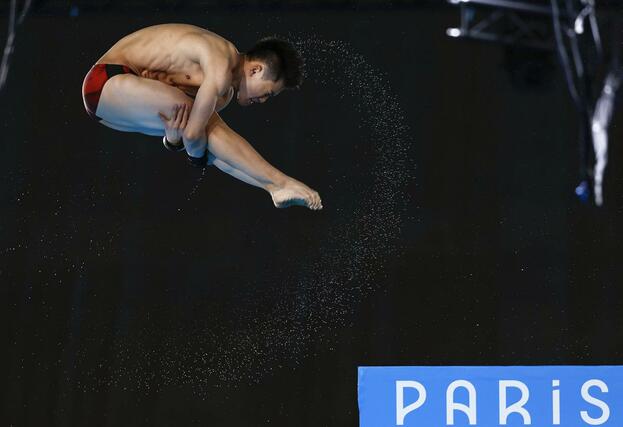 男子高飛び込み決勝　演技する玉井陸斗＝パリ郊外（共同）