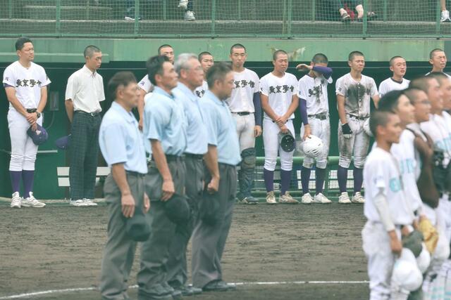 長岡大手－東京学館　長岡大手に敗れ悔し涙を流す東京学館の選手ら＝長岡市悠久山球場