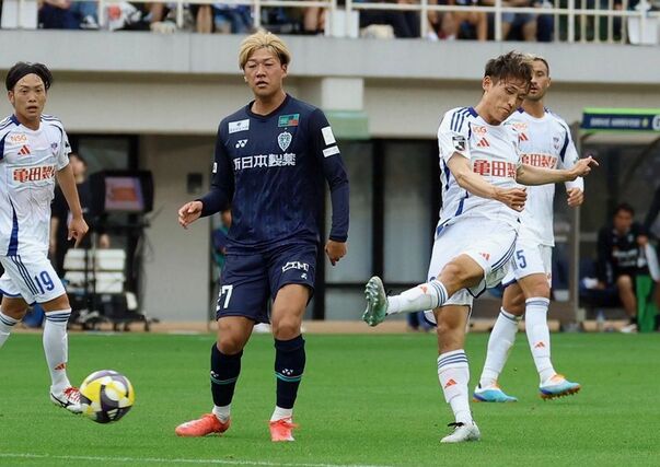 福岡－新潟　後半、シュートを放つ秋山裕紀（６）＝６月２１日、福岡市のベスト電器スタジアム