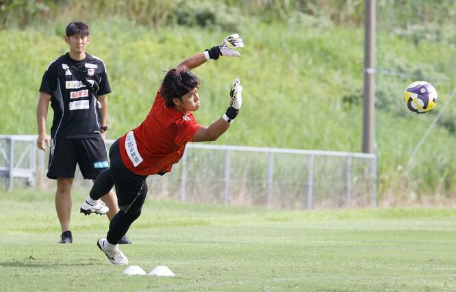 練習するGK田代琉我=聖籠町