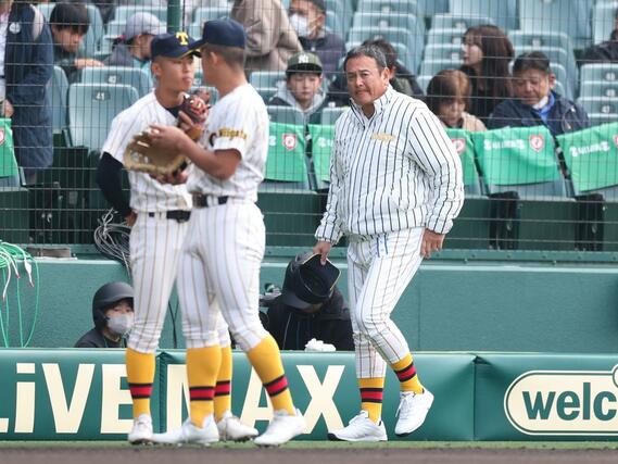 甲子園に立った帝京長岡の芝草宇宙監督＝２３日、阪神甲子園球場