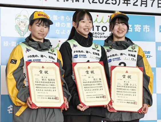 スキーインターハイ　女子複合の表彰式で記念撮影に応じる２位の野呂梨渚奈（左・新井）３位近藤きよら（右・新井）＝２月９日、北海道名寄市の道立サンピラーパークサンピラー交流館