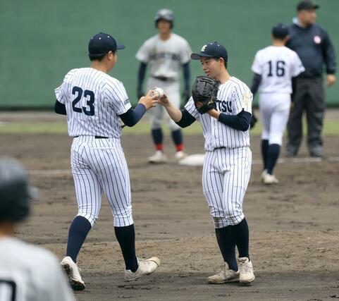 北越-中越 3回、北越の牛木永愛が伊藤龍之介にボールを託す=長岡市悠久山