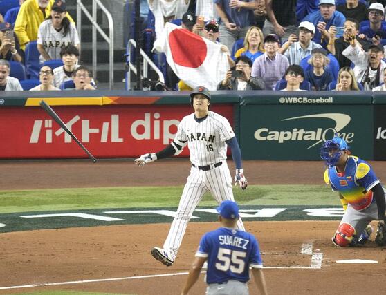 １回日本、大谷が右中間に先頭打者本塁打を放つ。投手Ｒ・スアレス＝マイアミ（共同）