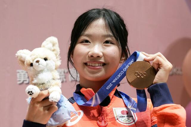 ミラノ・コルティナ冬季五輪で銅メダルを獲得し、勇志国際高が開いた祝賀会で写真撮影に応じるフィギュアスケート女子の中井亜美＝１日、千葉県流山市